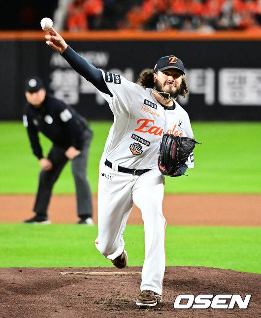 [OSEN=대전, 지형준 기자] 24일 오후 대전 한화생명볼파크에서 2025 신한 SOL Bank KBO리그 포스트시즌 플레이오프 5차전 한화 이글스와 삼성 라이온즈의 경기가 열렸다.한화는 코디 폰세, 삼성은 최원태를 선발 투수로 내세웠다.1회 한화 폰세가 역투하고 있다. 2025.10.24 /jpnews@osen.co.kr