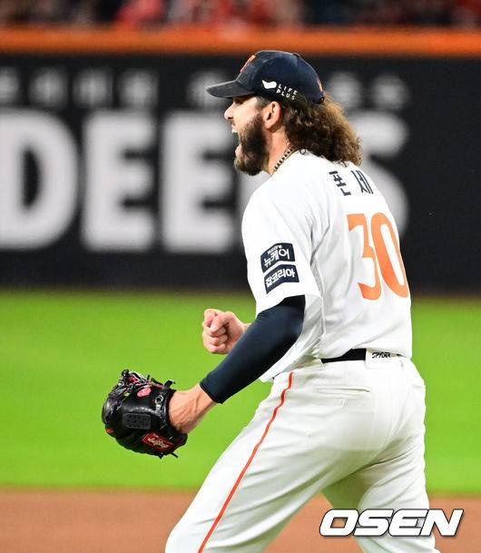 [OSEN=대전, 지형준 기자] 29일 대전시 중구 부사동 대전한화생명볼파크에서 2025 신한 SOL Bank KBO리그 포스트시즌 한국시리즈 3차전 한화 이글스와 LG 트윈스의 경기가 진행됐다.이날 경기에 한화는 폰세를, LG는 손주영을 선발투수로 내세웠다. 1회초 1사 1루에서 한화 폰세가 LG 오스틴을 투수 땅볼 병살로 처리하며 기뻐하고 있다. 2025.10.29 /jpnews@osen.co.kr