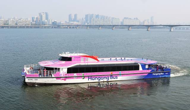 ▲서울 여의도 선착장에서 마곡행 한강버스가 출발하고 있다. ⓒ연합뉴스