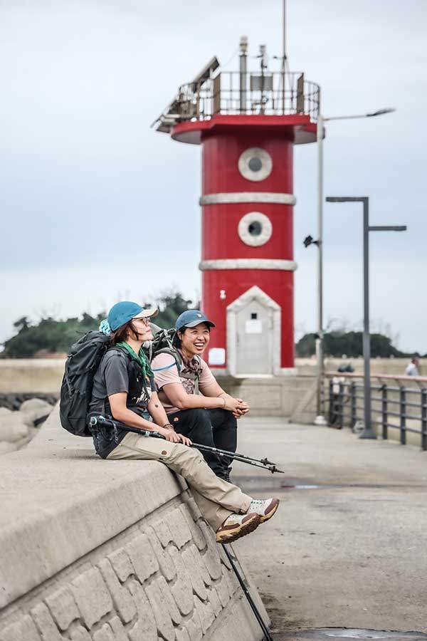 몽산포항의 마스코트인 빨간 등대. 동서트레일 구간에 속하진 않지만 몽산포항의 끝지점이라 다가가 봤다.