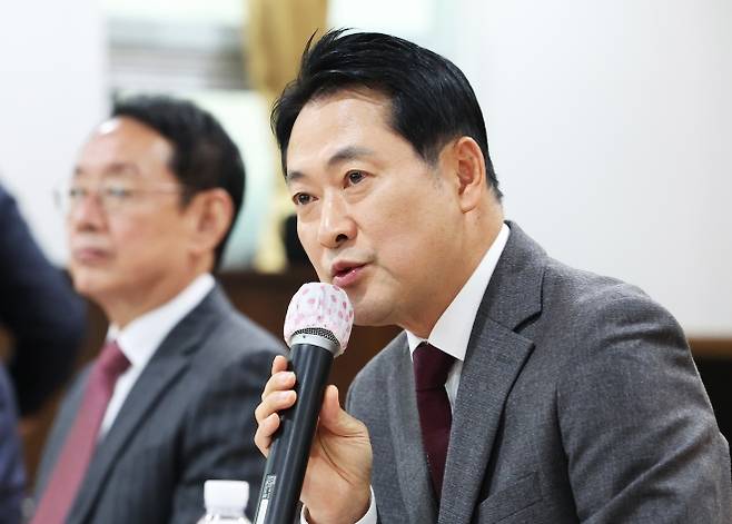 발언하는 장동혁 대표 - 국민의힘 장동혁 대표가 7일 경기도 용인시 수지구의 한 아파트 단지에서 열린 ‘부동산 정책 정상화 특별위원회-부동산 대책 경기도 현장 간담회’에서 발언하고 있다. 연합뉴스