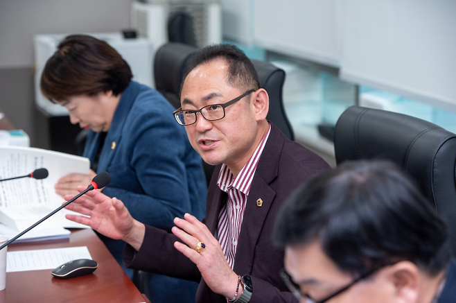 김완규 의원이 11월 7일 열린 2025년 행정사무감사에서 질의하고 있다.(사진=경기도의회)