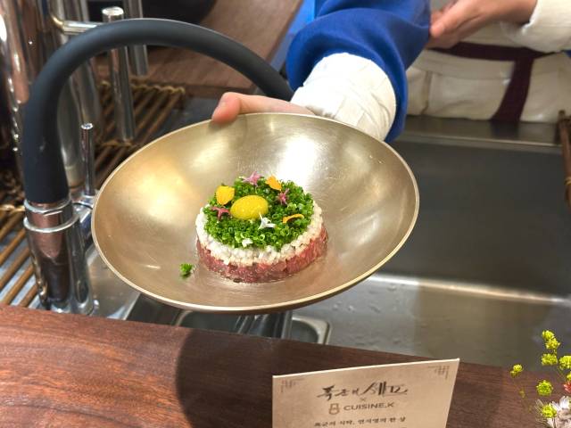 ‘폭군의 셰프’ 팝업 레스토랑에서 첫 번째 코스 요리로 제공된 다시마부각 육회. 노현영 기자