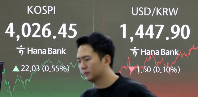 6일 서울 중구 하나은행 본점 딜링룸에서 딜러가 업무를 보고 있다. 이날 코스피지수는 전장보다 22.03포인트(0.55%) 오른 4026.45에, 코스닥지수는 3.72포인트(0.41%) 하락한 898.17에 장을 마감했다. 연합뉴스