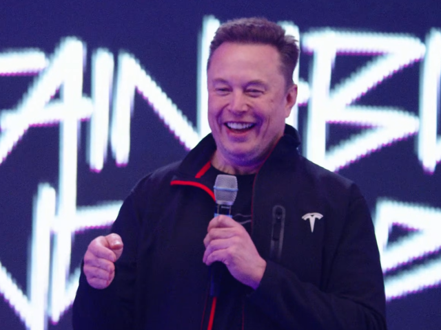 일론 머스크 테슬라 최고경영자(CEO)가 6일(현지 시간) 미국 텍사스 오스틴의 테슬라 본사에서 열린 연례 주주총회 무대에 올라 차세대 인공지능(AI) 칩 제조 계획에 대해 설명하고 있다. 테슬라 유튜브 캡처
