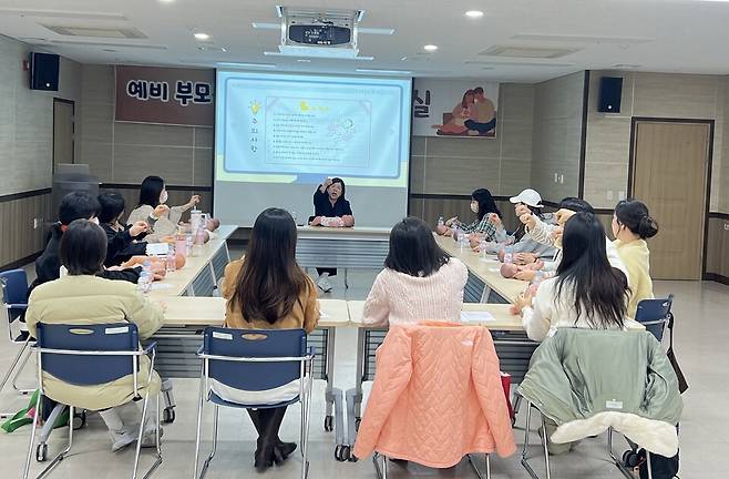 대구 중구보건소가 임산부를 대상으로 운영 중인 '출산준비교실' 교육 현장 ⓒ대구 중구청 제공