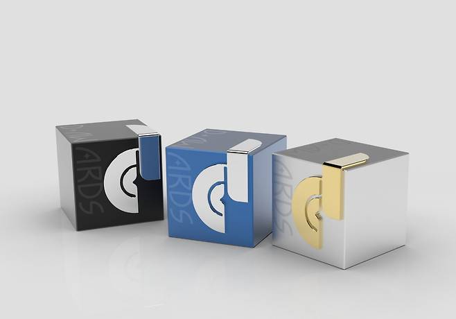 디 어워즈의 시그니처가 된 ‘삼색 트로피.’ 디 어워즈는 대상에 해당하는 ‘디 어워즈 블랙 라벨’을 위시로 본상 격인 ‘디 어워즈 딜라이트 블루 라벨’, 올해의 신예에게 주어지는 ‘디 어워즈 드리머 실버 라벨’로 시상이 진행된다. 사진|D AWARDS