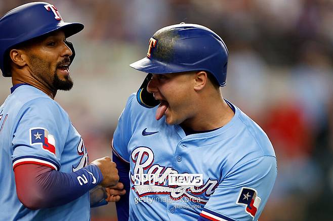 ▲ 텍사스는 피더슨과 마커스 시미언(왼쪽) 등 고액 연봉 타자들의 부진으로 로스터 정비에 어려움을 겪고 있다