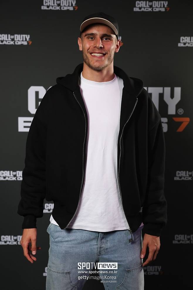 ▲ 판 더 펜이 지금의 퍼포먼스를 유지하며 토트넘과의 재계약에서 원하는 조건을 얻을 수 있을지, 팬들과 현지 언론 모두가 다음 발표를 주목하고 있다. 현재 거론되는 금액은 손흥민이 토트넘에서 받았던 것 이상이다.