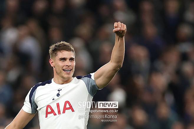 ▲ 판 더 펜이 지금의 퍼포먼스를 유지하며 토트넘과의 재계약에서 원하는 조건을 얻을 수 있을지, 팬들과 현지 언론 모두가 다음 발표를 주목하고 있다. 현재 거론되는 금액은 손흥민이 토트넘에서 받았던 것 이상이다.