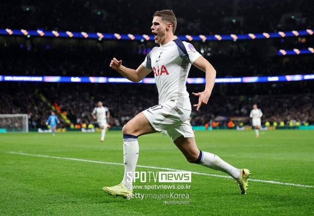 ▲ 판 더 펜이 지금의 퍼포먼스를 유지하며 토트넘과의 재계약에서 원하는 조건을 얻을 수 있을지, 팬들과 현지 언론 모두가 다음 발표를 주목하고 있다. 현재 거론되는 금액은 손흥민이 토트넘에서 받았던 것 이상이다.