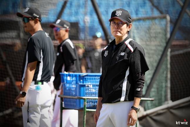 KT 이강철 감독이 6일 대만 타오위안 야구장에서 선수들을 지켜보고 있다. /사진=KT 위즈 제공