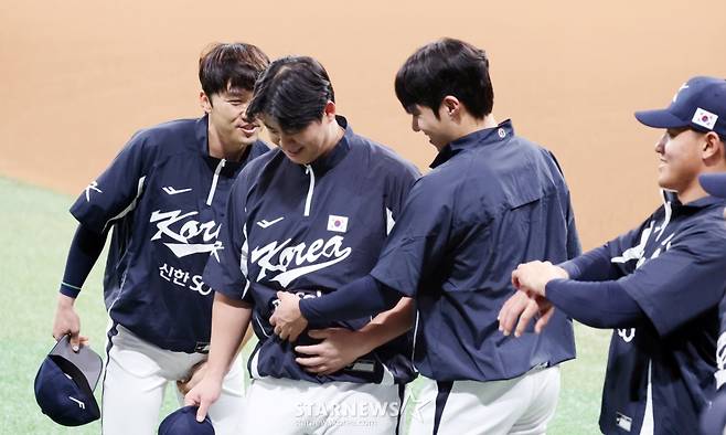 [포토]노시환 뱃살 꼬집는 원태인
