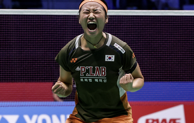 이제 23살 안세영이 배드민턴 여자단식 국제대회 역대 최다 우승에 빠르게 다가선 것으로 드러났다. 1990년대 여자단식 세계 최고의 선수로 군림했던 올림픽 초대 챔피언 수시 수산티의 대기록을 이르면 내년에 경신할 수 있을 것으로 보인다. 7일 배드민턴 각종 랭킹을 매기는 '배드민턴랭크스'에 따르면 안세영은 국제대회에서 총 43회 우승을 일궈내 이 부문 여자단식 전체 2위를 차지했다. 1위가 '인도네시아 영웅' 수시 수산티(54세)로 국제대회 정상에 50차례 올랐다. 이어 안세영이 통산 2위에 오른 것으로 집계됐다. 내년 여름 정도면 수산티의 기록을 깨트리는 게 가능하다. 연합뉴스