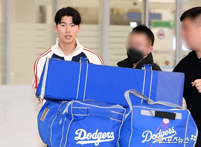미국프로야구 메이저리그(MLB) 로스앤젤레스 다저스에서 뛰는 김혜성이 월드시리즈 우승반지와 함께 6일 오후 인천국제공항을 통해 귀국했다. 김혜성이 입국장을 나서고 있다. 한국인 메이저리거 야수로는 역대 최초로 월드시리즈 우승반지를 차지한 김혜성은 5월 초 콜업된 이후 2루수와 유격수, 중견수를 거치며 팀내 알토란 같은 활약을 펼쳤다. 인천공항, 고아라 기자