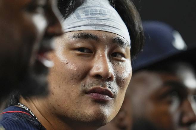 메이저리그(MLB) 이적시장 소식을 전하는 매체인 'MLB트레이드루머스(MLBTR)'는 7일 '2025-26 MLB 자유계약(FA) 상위 50명을 선정하고, 행선지와 계약 규모를 예측했다. 최근 애틀랜타 브레이브스와의 1년 1600만 달러 연장 계약 옵션을 포기하고 옵트 아웃을 선언한 김하성은 50명 중 28위에 매겨졌다. 예상 계약 규모는 2년 3000만 달러(약 436억 4100만원), 가장 유력한 행선지로 꼽힌 건 원소속팀 애틀랜타다. 연합뉴스