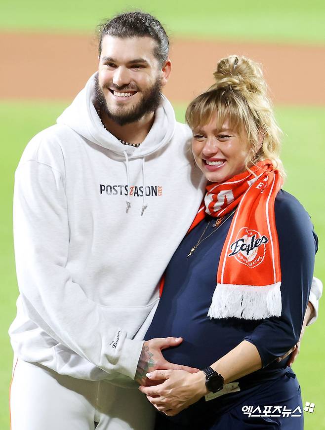 24일 오후 대전 한화생명 볼파크에서 열린 '2025 신한 SOL Bank KBO 포스트시즌' 삼성 라이온즈와 한화 이글스의 플레이오프 5차전 경기, 한화가 삼성에 11:2로 승리하며 19년 만에 한국시리즈에 진출했다. 한국시리즈에 진출한 한화 폰세가 아내와 함께 기념촬영을 하고 있다. 엑스포츠뉴스DB