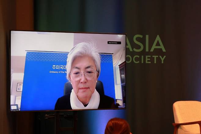 아시아소사이어티 화상연설하는 강경화 주미대사 (뉴욕=연합뉴스) 이지헌 특파원 = 강경화 주미대사가 6일(현지시간) 미국 뉴욕 아시아소사이어티에서 열린 아시아태평양경제협력체(APEC) 정상회의 성과 토론회에 화상으로 참가해 연설하고 있다. 2025.11.6 pan@yna.co.kr