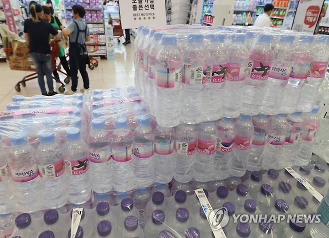 대형마트에 진열된 생수 [연합뉴스 자료사진]