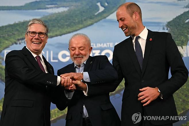 손 맞잡는 영국 윌리엄 왕세자(오른쪽부터), 룰라 브라질 대통령, 키어 스타머 영국 총리 [벨렝 AFP=연합뉴스. 재판매 및 DB 금지]