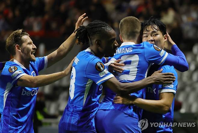 팀 동료들의 축하받는 오현규 [로이터=연합뉴스]