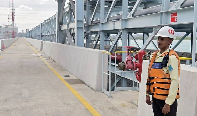 수송관 관리하는 현지인 직원 (칠레곤[인도네시아]=연합뉴스) 손현규 특파원 = 지난 6일(현지시간) 인도네시아 반텐주 칠레곤에 있는 롯데케미칼 석유화학단지에서 현지인 직원이 수송관을 관리하고 있다. 2025.11.7