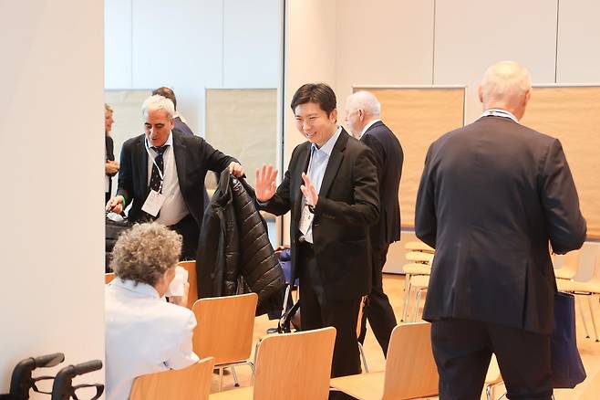 스위스 로잔 IOC 본부를 방문해 스포츠외교 활동에 나선 유승민 회장(중앙) [유승민 회장 페이스북 캡처. 재판매 및 DB 금지]