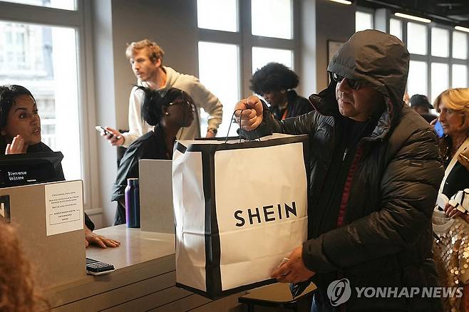 파리 쉬인 매장에서 의류 구매한 남성 [AFP 연합뉴스 자료사진. 재판매 및 DB 금지]