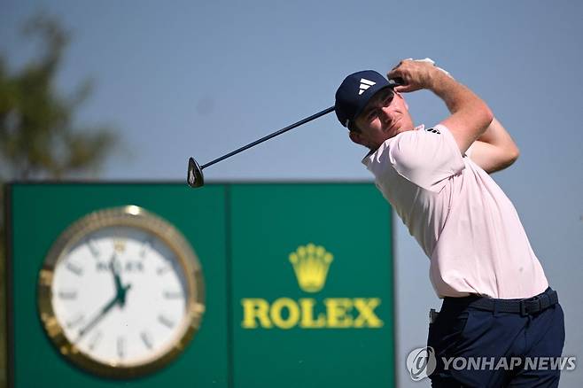 티샷 날리는 던랩 [AFP=연합뉴스]