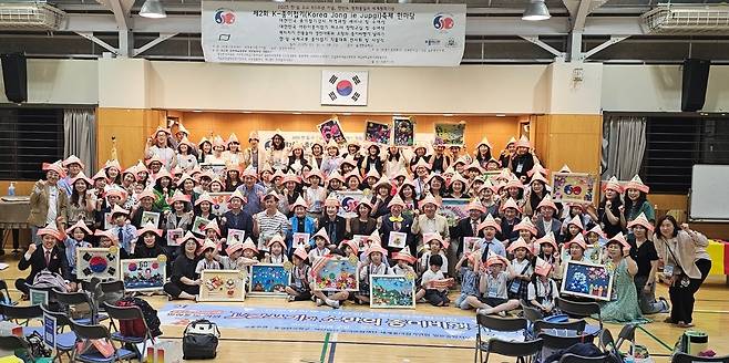 한일 수교 60주년 기념 도쿄 'K-종이접기 축제 한마당' (도쿄=연합뉴스) 강성철 기자 = 지난 6월 2일 일본 동경한국학교에서 열린 'K-종이접기 축제 한마당'에서 참가자들이 고깔을 쓰고 한일 수교 60주년을 기념하고 평화통일 및 세계평화를 기원하고 있다. 2025.6.2 wakaru@yna.co.kr
