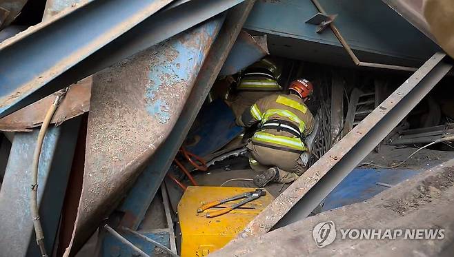 울산 화력발전소 붕괴 사고 구조작업 (서울=연합뉴스) 7일 오전 울산 화력발전소 붕괴 사고 현장에서 119구조대원들이 붕괴된 구조물 안에서 구조장비를 이용해 구조작업을 하고 있다. 2025.11.7 [소방청 제공. 재판매 및 DB 금지] photo@yna.co.kr