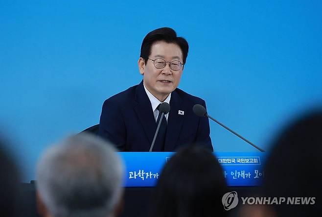 과학기술인 간담회, 발언하는 이재명 대통령 (대전=연합뉴스) 김도훈 기자 = 이재명 대통령이 7일 대전 유성구 국립중앙과학관에서 열린 '다시 과학기술인을 꿈꾸는 대한민국' 국민보고회에서 발언하고 있다. 2025.11.7 [대통령실통신사진기자단] superdoo82@yna.co.kr