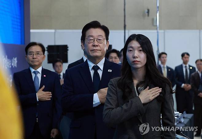 이재명 대통령, 과학기술인 간담회 참석 (대전=연합뉴스) 김도훈 기자 = 이재명 대통령이 7일 대전 유성구 국립중앙과학관에서 열린 '다시 과학기술인을 꿈꾸는 대한민국' 국민보고회에서 참석자들과 국기에 경례를 하고 있다. 2025.11.7 [대통령실통신사진기자단] superdoo82@yna.co.kr