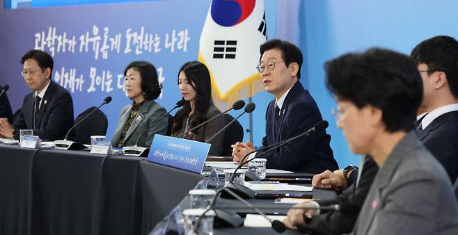 이재명 대통령이 11월 7일 대전 유성구 국립중앙과학관에서 열린 '다시 과학기술인을 꿈꾸는 대한민국' 국민보고회 후 타운홀 미팅에서 참석자의 발언을 듣고 있다. 대전충남사진공동취재단