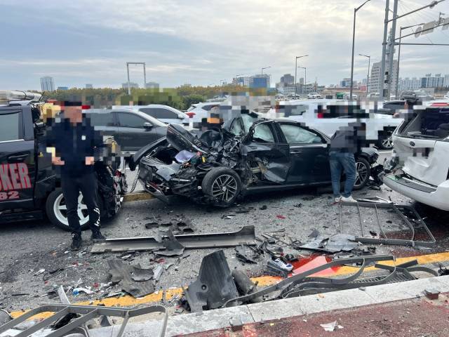 8일 오후 1시52분경 대전 유성구 도룡동의 한 도로에서 10중 추돌사고가 발생한 모습. 대전소방본부 제공