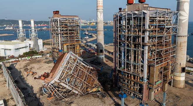 6일 울산 남구 용잠동 한국동서발전 울산화력발전소에서 철거 작업 중이던 보일러타워 1개가 붕괴되면서 근로자들이 매몰되는 사고가 발생했다. 울산매일 포토뱅크
