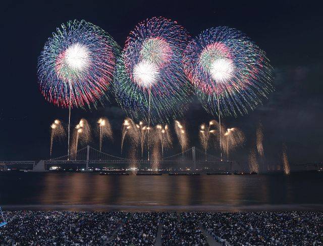 지난해 열린 '제19회 부산불꽃축제' 당시 광안리해수욕장 일대에서 광안대교를 배경으로 화려한 불꽃쇼가 펼쳐지고 있다. 정대현 기자 jhyn@