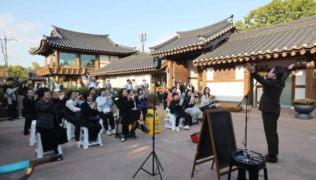 토요일이었던 지난 1일 김해시 봉황동 한옥카페 명월에서 열린 버스킹 공연 장면. 테너 이신범이 멋진 아리아를 선사했다. 이재찬 기자 chan@