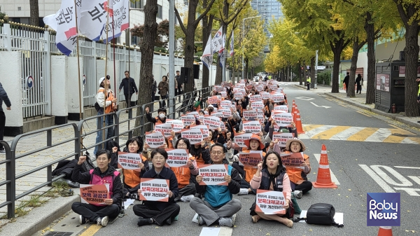 공공연대노동조합 조합원들이 8일 서울정부청사 후문에서 '보육대체교사 무기계약직 전환 및 처우 개선 촉구 결의대회'를 진행하고 있다. ⓒ공공연대노동조합