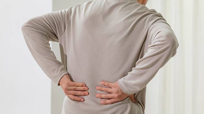 허리 통증은 다양한 척추 질환의 신호일 수 있다｜출처: 클립아트코리아