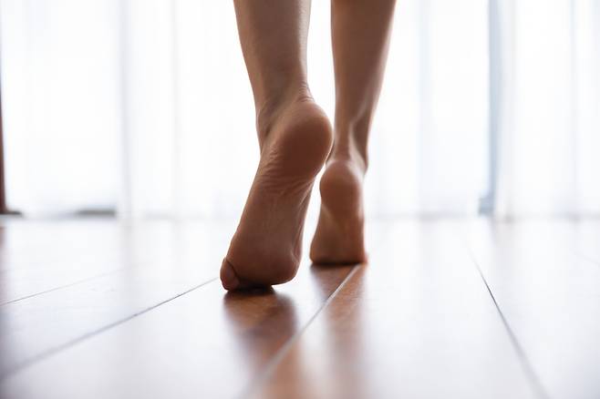 까치발 운동도 안전이 중요하다. 발뒤꿈치를 바짝 들어 올려 잠깐 멈춘 뒤 다시 내리는 동작을 반복할 때 넘어질 수 있다. 사진=게티이미지뱅크