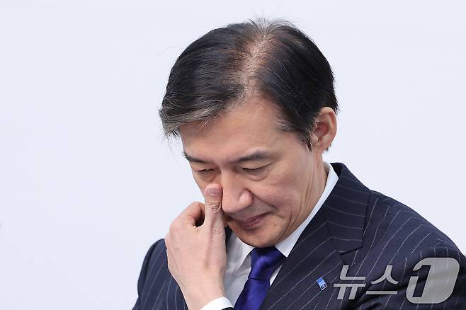 조국 조국혁신당 비상대책위원장이 지난 6일 서울 여의도 국회에서 열린 비상대책위원회 회의에서 생각에 잠겨 있다. 조국 비대위원장은 이날 당대표 출마를 위해 비대위원장직에서 사퇴한다고 밝혔다. 2025.11.6/뉴스1 ⓒ News1 신웅수 기자