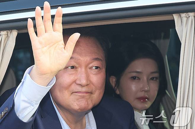 윤석열 전 대통령과 부인 김건희 여사가 지난 4월 11일 오후 서울 용산구 한남동 대통령 관저를 떠나 서초동 사저로 이동하며 지지자들에게 인사하는 모습. (공동취재) 2025.4.11/뉴스1 ⓒ News1 김성진 기자