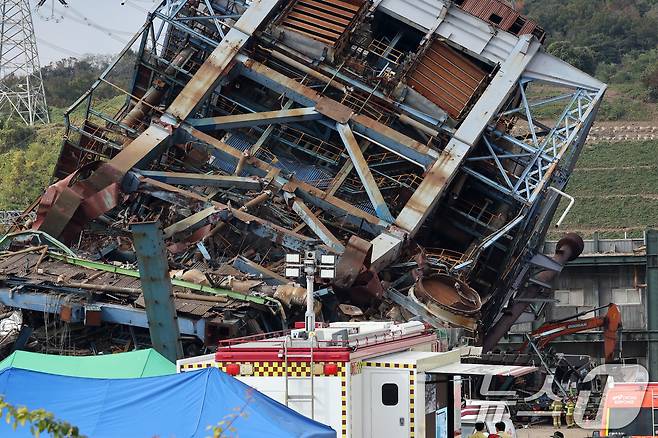 7일 오후 울산 남구 동서발전 울산화력발전소 보일러 타워 붕괴현장에서 소방대원이 매몰자 수색 및 구조작업을 벌이고 있다. 2025.11.7/뉴스1 ⓒ News1 황기선 기자
