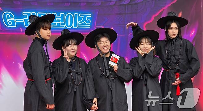 8일 경북 구미역 앞에서 열리고 있는 '2025 구미라면축제' 행사장을 찾은 방문객이 구미영스테이지 앞에 마련된 '케데헌 복장' 포토존에서 포즈를 취하고 있다. 라면축제는 오는 9일까지 구미역 일대에서 열린다. 2025.11.8/뉴스1 ⓒ News1 정우용 기자