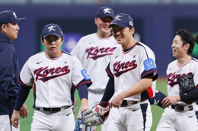 K-베이스볼 시리즈 한국과 체코의 국가대표 평가전을 하루 앞둔 7일 서울 고척스카이돔에서 한국 대표팀 주장 박해민, 문현빈 등 선수들이 외야 수비 훈련을 마치고 이동하고 있다.  사진 | 연합뉴스