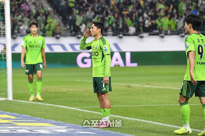 전북 현대 이동준이 8일 전주월드컵경기장에서 열린 하나은행 K리그1 대전 하나 시티즌과 경기에서 헤더로 골을 넣은 뒤 거수경례로 세리머니를 하고 있다. 2025. 11. 8. 전주 | 박진업 기자 upandup@sportsseoul.com