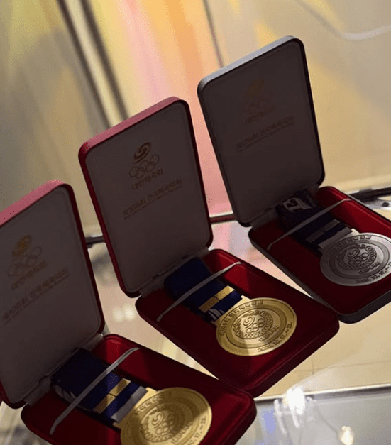 제106회 전국체육대회에서 인상(스내치) 1위, 용상(클린 앤 저크) 2위, 합계 1위를 차지한 박주현의 메달. /사진=박주현 인스타그램