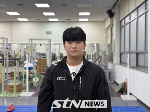 진윤성이 지난 5일 고양에 위치한 장미란체육관에서 진행된 인터뷰 종료 후 포즈를 취하고 있는 모습. /사진(고양)=강의택 기자