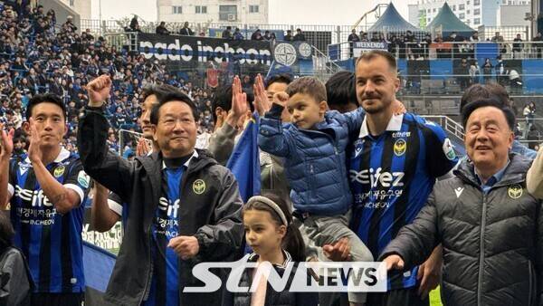 유정복 인천시장과 조근도 인천유나이티드 대표가 경기직후 선수들과 경기장 입장을 하고 있다/사진=인천시